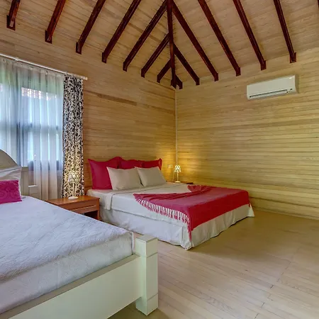 Aldeamento Turístico Lukka 4*